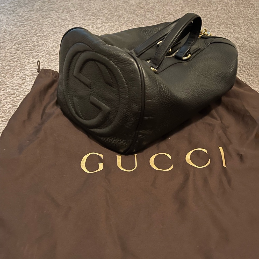 Elegant Gucci handbag in  Black Leather SOHO Boston Tassel Bag